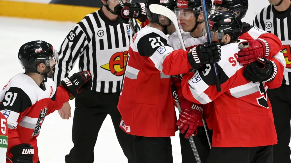 Hokejisté Rakouska oslavují vstřelenou branku