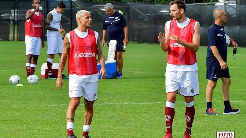 Libor Kozák (vpravo) a Alessandro Diamanti na tréninku Livorna