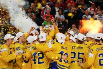 Slavící Švédové s trofejí pro mistra světa