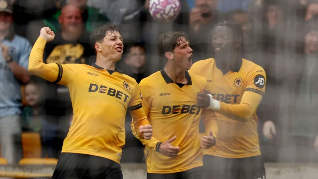 Ladislav Krejčí (vlevo) se raduje se spoluhráči z Wolverhamptonu