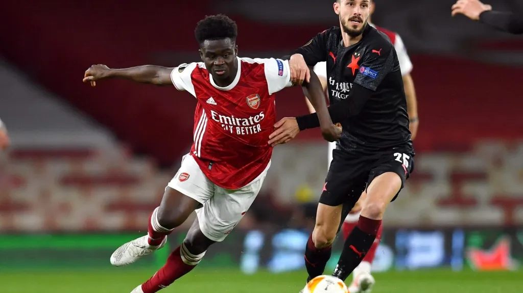 Bukayo Saka v utkání se Slavií
