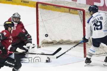 Anthony Nellis skóruje v duelu se Spartou