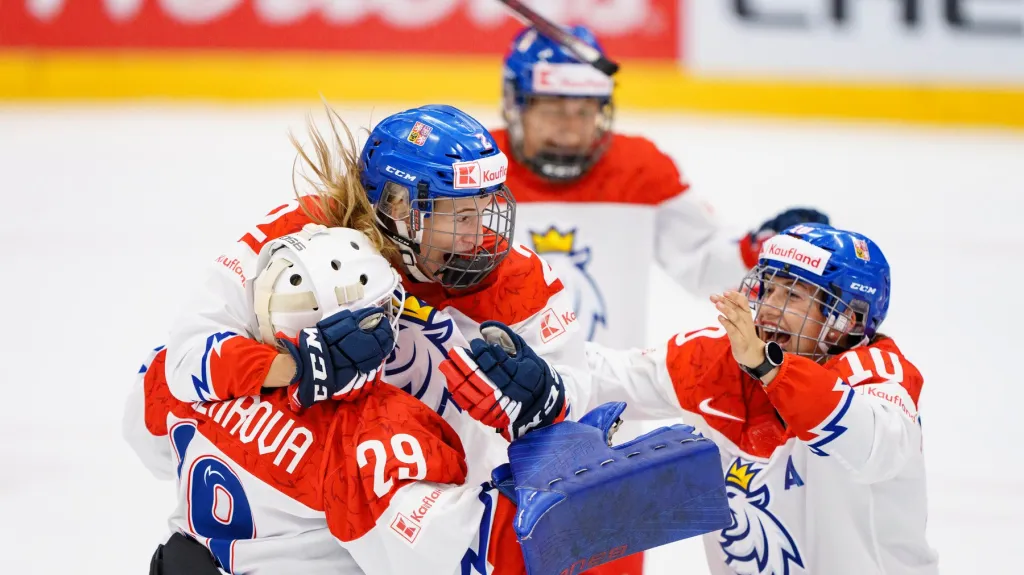 České hokejistky se radují z bronzových medailí na MS