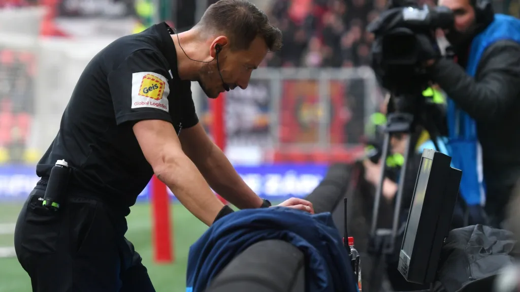 Rozhodčí Karel Hrubeš u videa