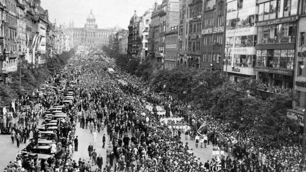 Fotbalové reprezentanty vítalo v roce 1934 po návratu z MS zaplněné Václavské náměstí
