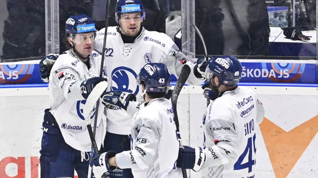 Petr Zámorský (vlevo) se raduje se spoluhráči z Plzně