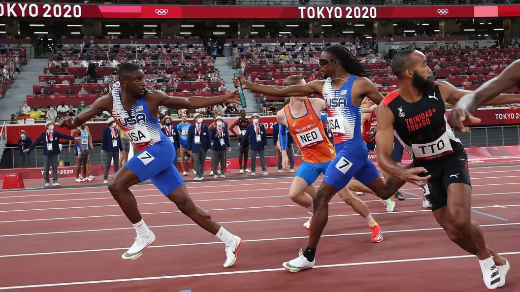Randolph Ross (s číslem 7 vpravo) během olympijské štafety v Tokiu