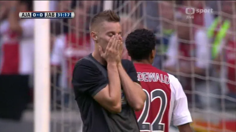 Moment utkání Ajax - Jablonec: Nebezpečná střela Greguše (31. min.)