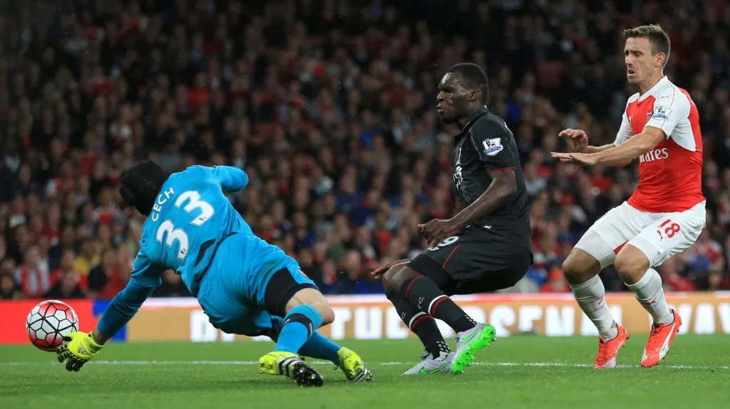 Petr Čech chytá tutovku Christiana Bentekeho z Liverpoolu