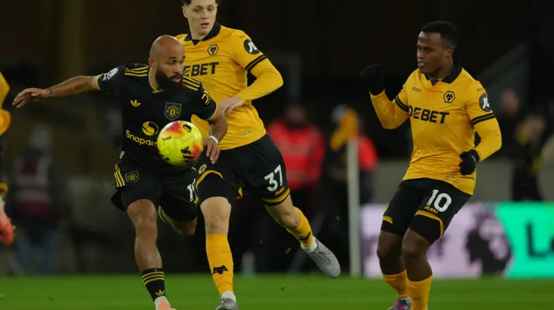 Ladislav Krejčí z Wolverhamptonu (č. 37) sleduje Bryana Mbeuma z Manchesteru United