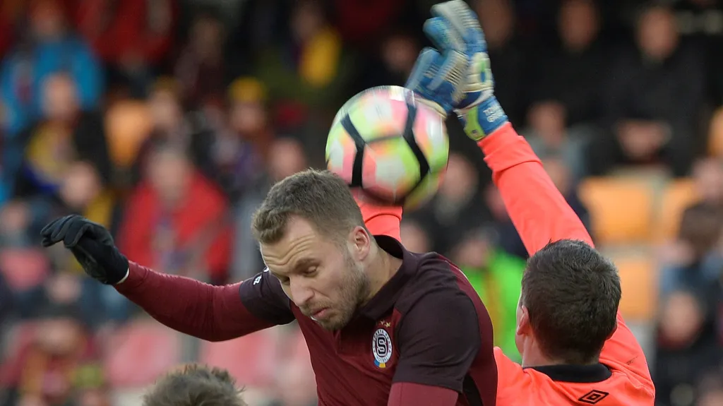 Michal Kadlec střílí gól do sítě Teplic