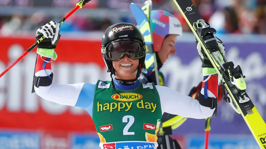 Lara Gutová ze Švýcarska slaví vítězství v Söldenu