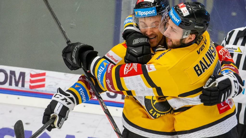 Petr Straka slaví branku s Janisem Uvisem Balinskisem