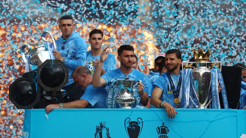 Fotbalisté Manchesteru City při oslavách se třemi trofejemi
