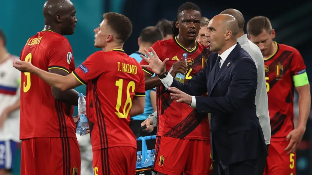 Trenér Belgie Roberto Martínez v komunikaci s hráči