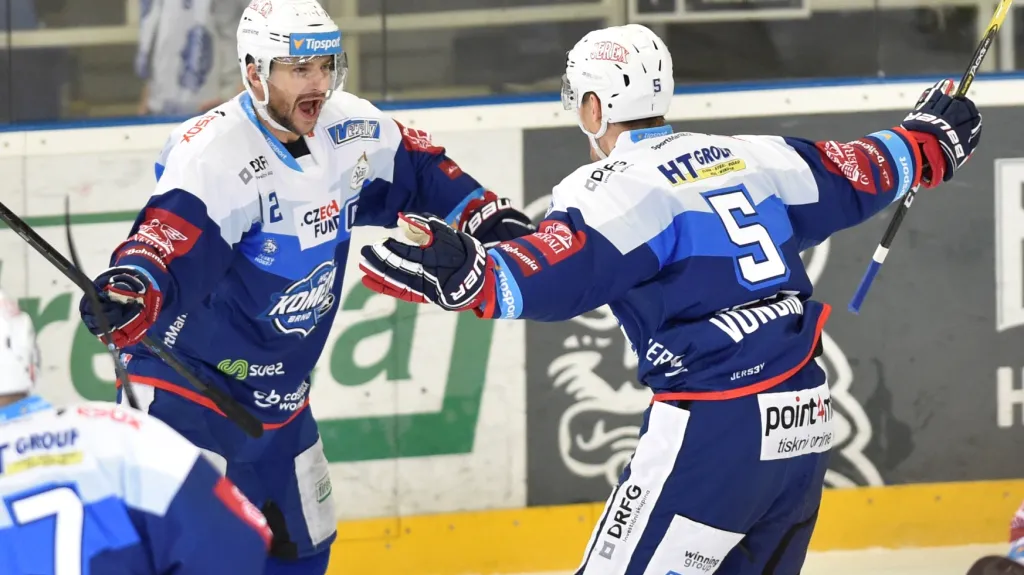 Kapitán Komety Leoš Čermák slaví s Tomášem Vondráčkem gól