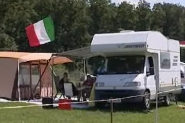 První návštěvníci kempu u automotodromu