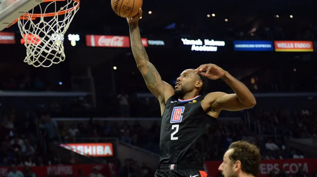 Kawhi Leonard střílí snadný koš