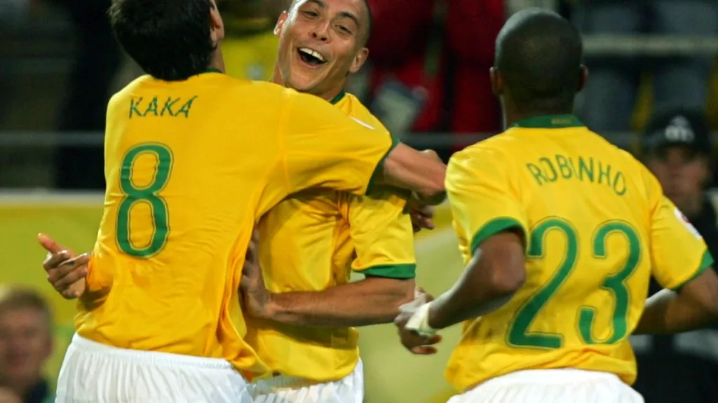 Kaká v objetí s Ronaldem