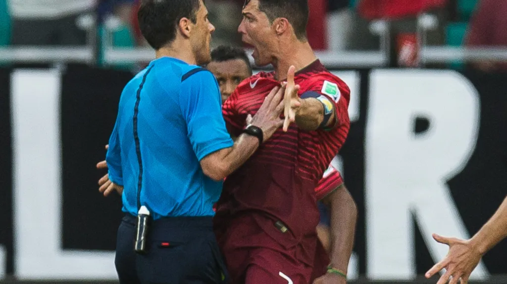 Konfrontace rozhodčího s Cristianem Ronaldem (Portugalsko)