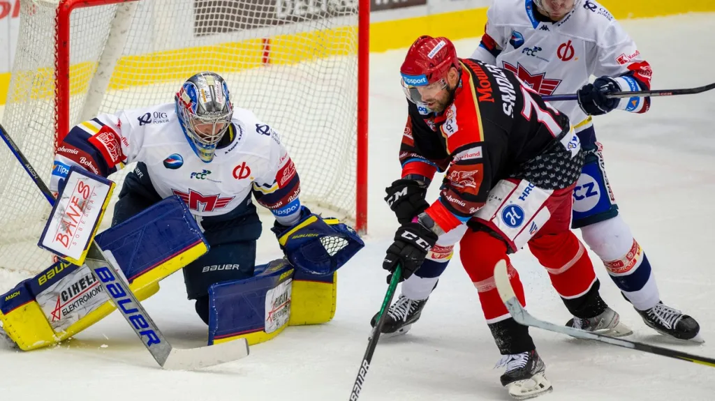 Hradecký Radek Smoleňák před brankou Motoru