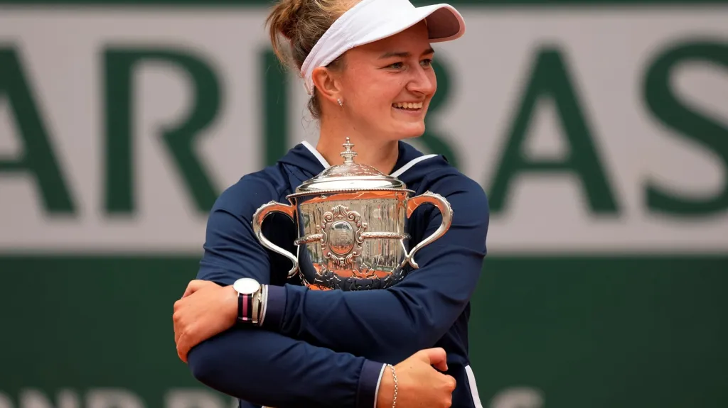 Barbora Krejčíková s trofejí pro vítězku Roland Garros