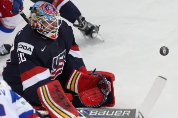 Brankář USA Tim Thomas