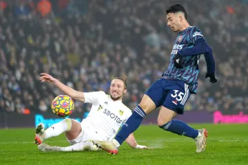 Luke Ayling z Leedsu se marně snaží zastavit skórujícího Gabriela Martinelliho