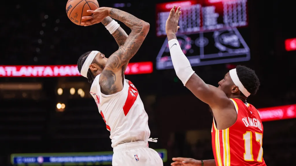 Brandon Ingram z Toronta střílí přes Onyeku Okongwa z Atlanty
