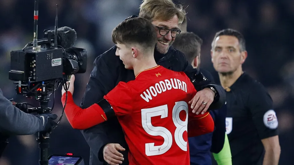 Ben Woodburn v objetí s trenérem Jürgenem Kloppem