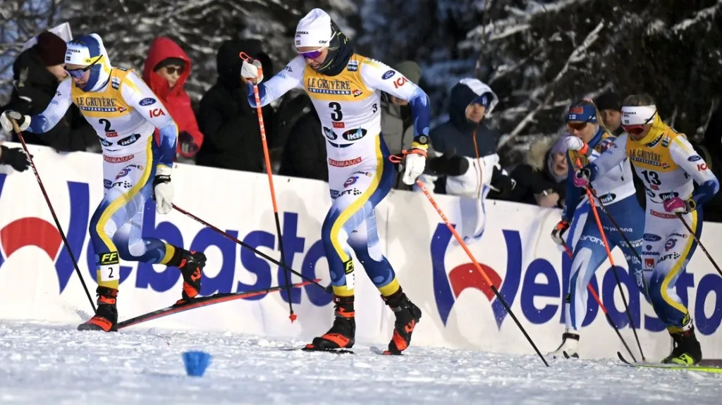 Emma Ribomová ze Švédska (uprostřed) ve sprintu SP v Ruce