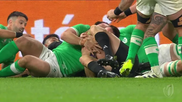 Irsko – Nový Zéland: Zákrok Jordieho Barretta zabránil Kelleherovi položit pětku