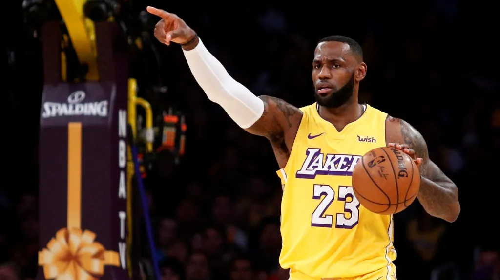 LeBron James v dresu LA Lakers
