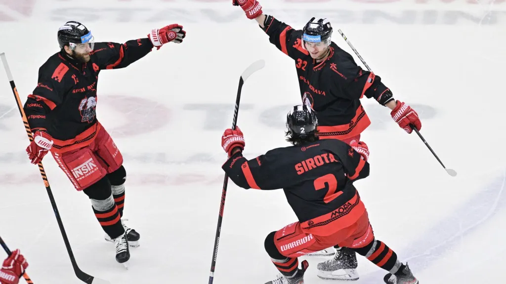 Jakub Orsava (vpravo) slaví se spoluhráči z Olomouce