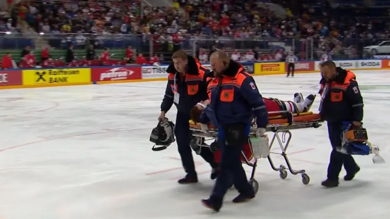 Moment v utkání Švýcarsko - Dánsko: Zranění Dána Jespera B. Jensena (44. min.)