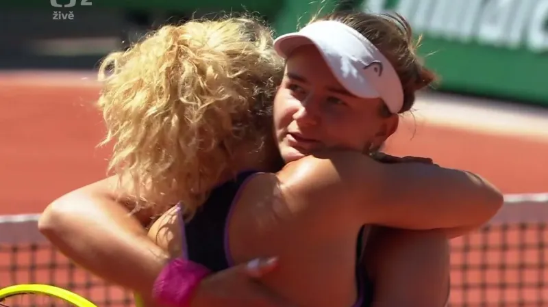 Závěrečný gem ve finále čtyřhry s Krejčíkovou a Siniakovou