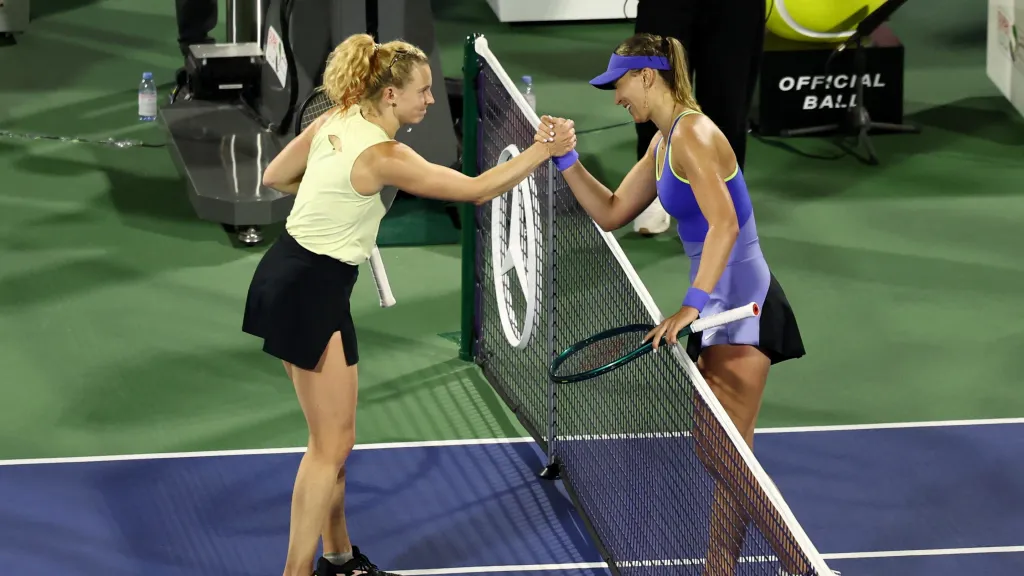 Kateřina Siniaková v utkání proti Paule Badosaové