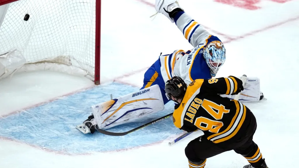 Jakub Lauko skóruje proti Buffalu