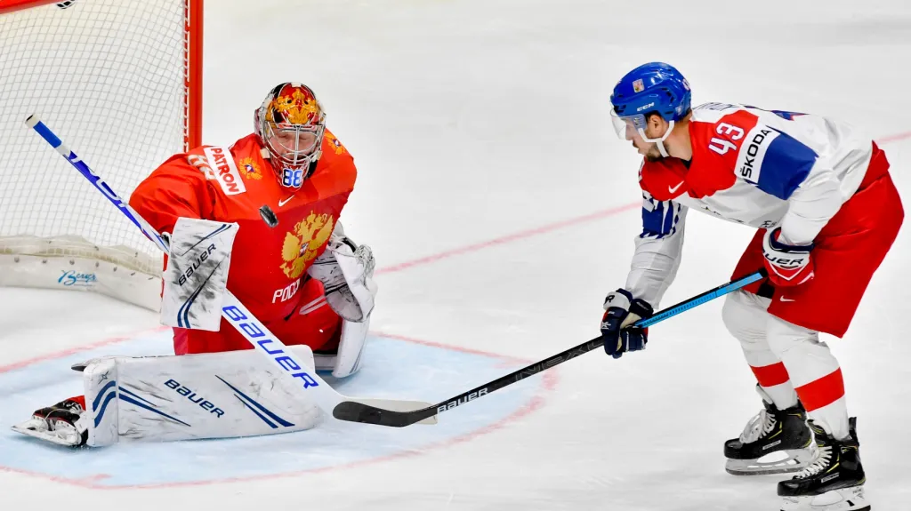 Jan Kovář se snaží překonat ruského brankáře Andreje Vasilevského