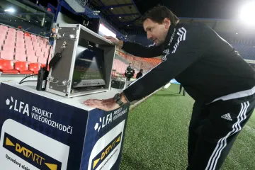 Videorozhodčí Roman Hrubeš a zařízení vedle hrací plochy