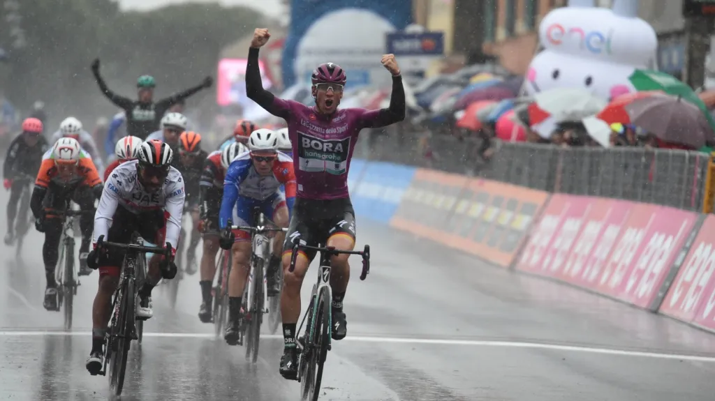 Slavící Pascal Ackermann po výhře v etapě na Giru