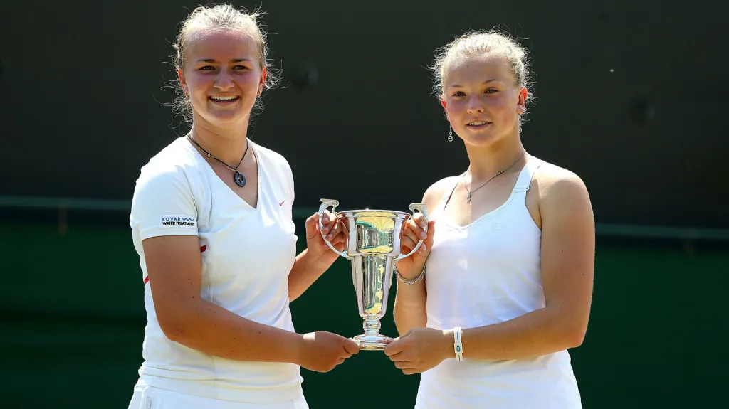 Barbora Krejčíková a Kateřina Siniaková slaví vítězství na Wimbledonu juniorek