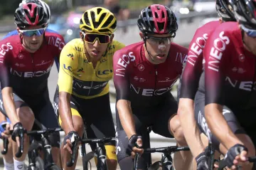 Egan Bernal a tým Ineos