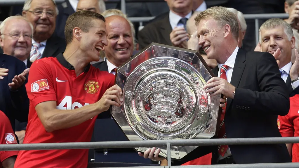 David Moyes s kapitánem Nemanjou Vidičem slaví zisk Community Shield