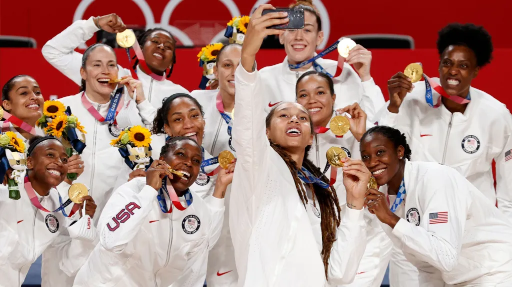 Basketbalistky USA se zlatými medailemi