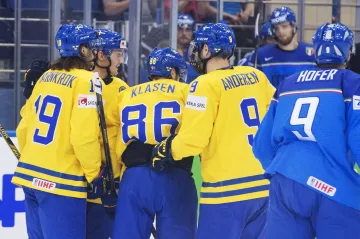 Hokejisté Švédska slaví vstřelený gól v síti Itálie