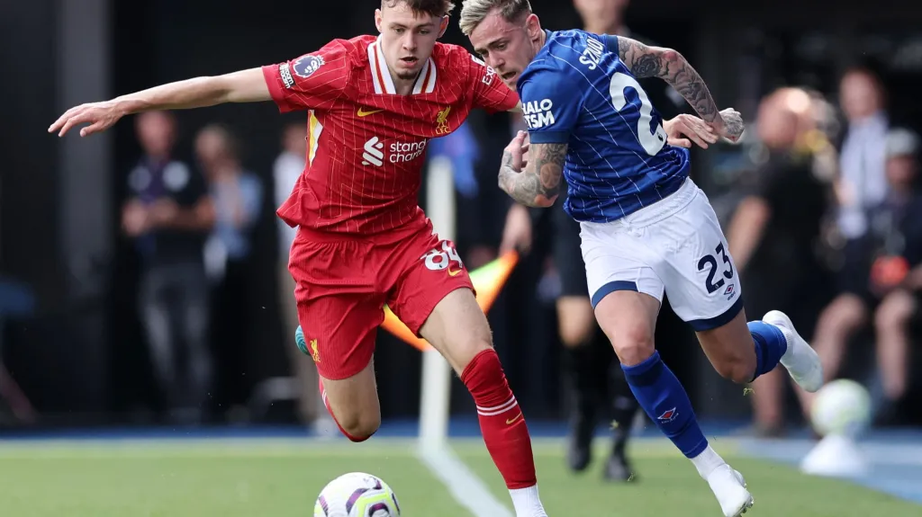 Connor Bradley (Liverpool) v souboji se Sammiem Szmodicsem