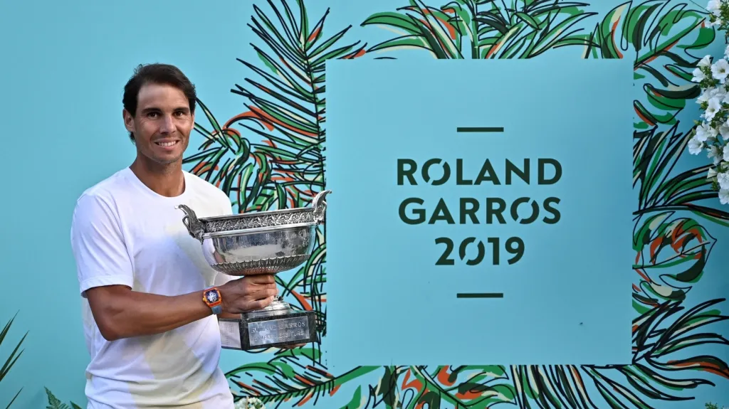 Tenista Rafael Nadal pózoval fotografům s trofejí pro vítěze Roland Garros