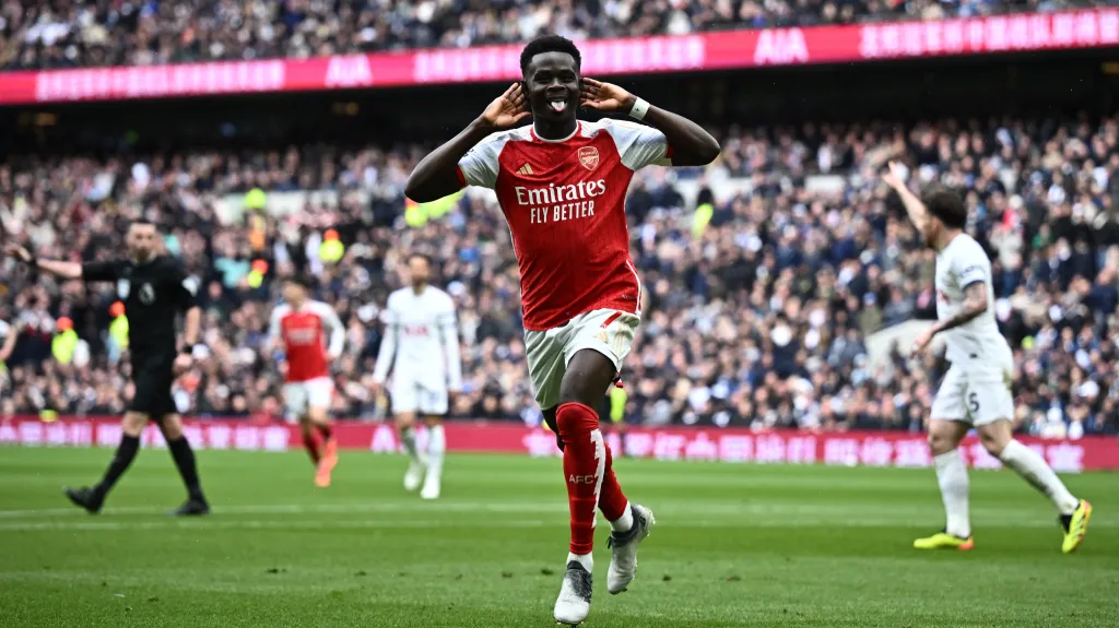 Bukayo Saka slaví gól proti Tottenhamu