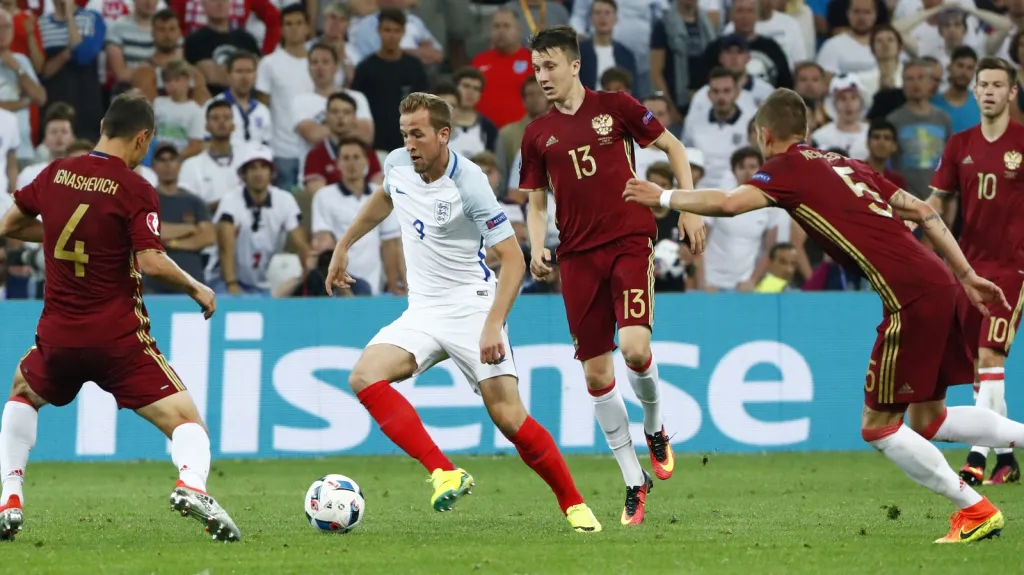 Harry Kane (uprostřed) se v utkání s Ruskem do střelecké listiny nezapsal